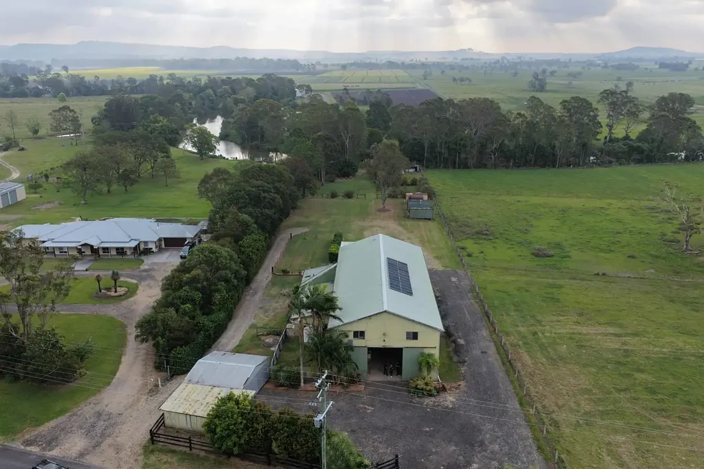 Woodburn 4房  Commercial property with residence and private boat ramp