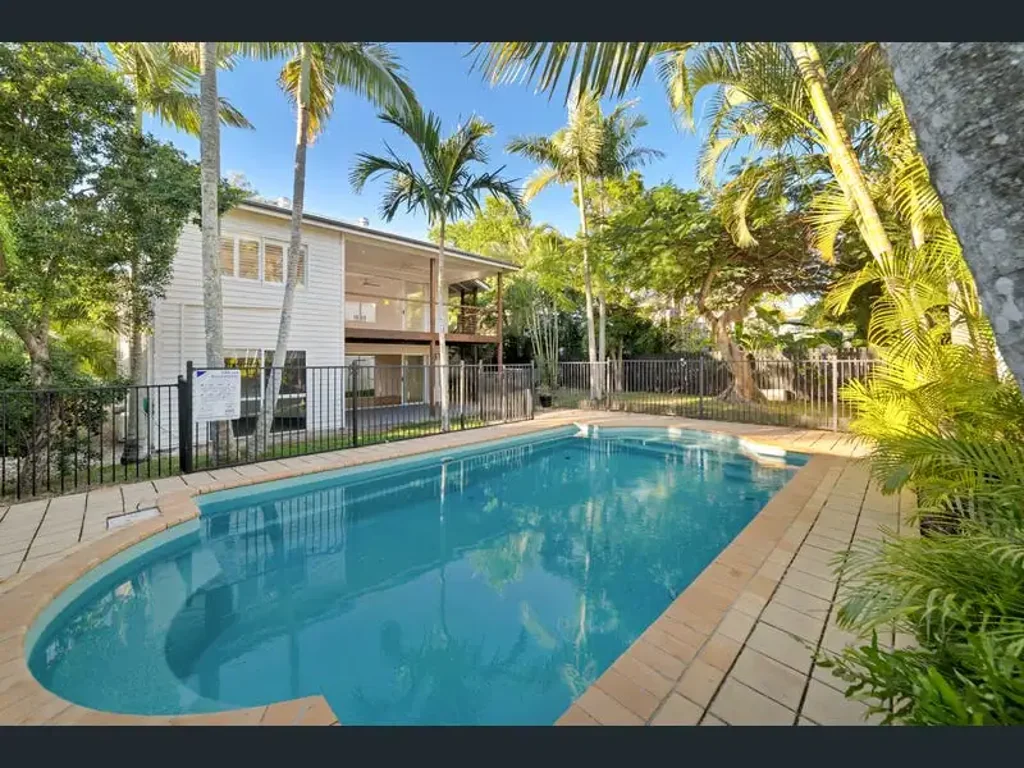 Large Family Home in the Heart of Grange (with a pool)