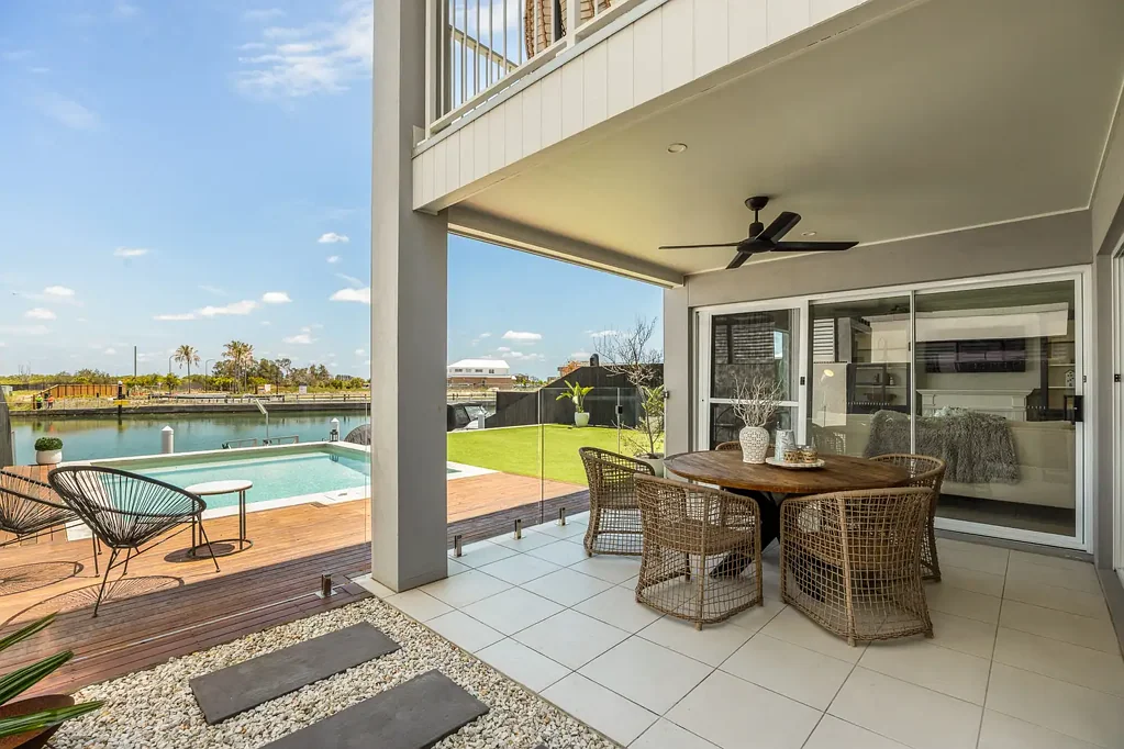 Newport 5ห้องนอน WATERFRONT ENTERTAINER WITH PONTOON, POOL AND DIRECT BAY ACCESS