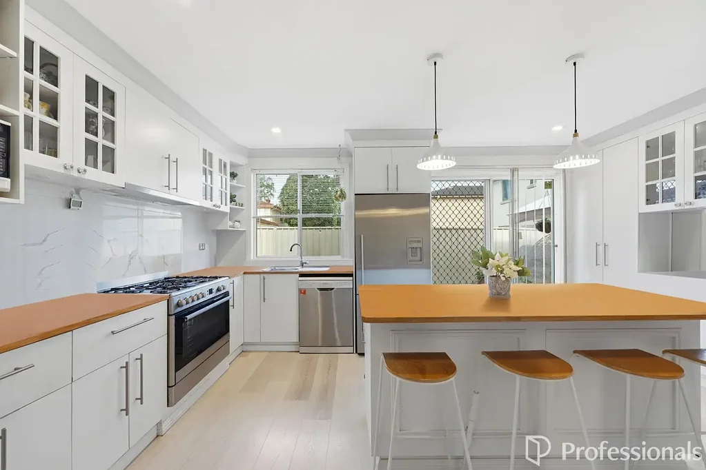 Harrington Park 4房 Harrington Park瑰宝 4卧宽敞 主卧带Ensuite 开放式生活区 现代厨房 双车库 景观后院 精心翻新 Great Opportunity For Young Family
