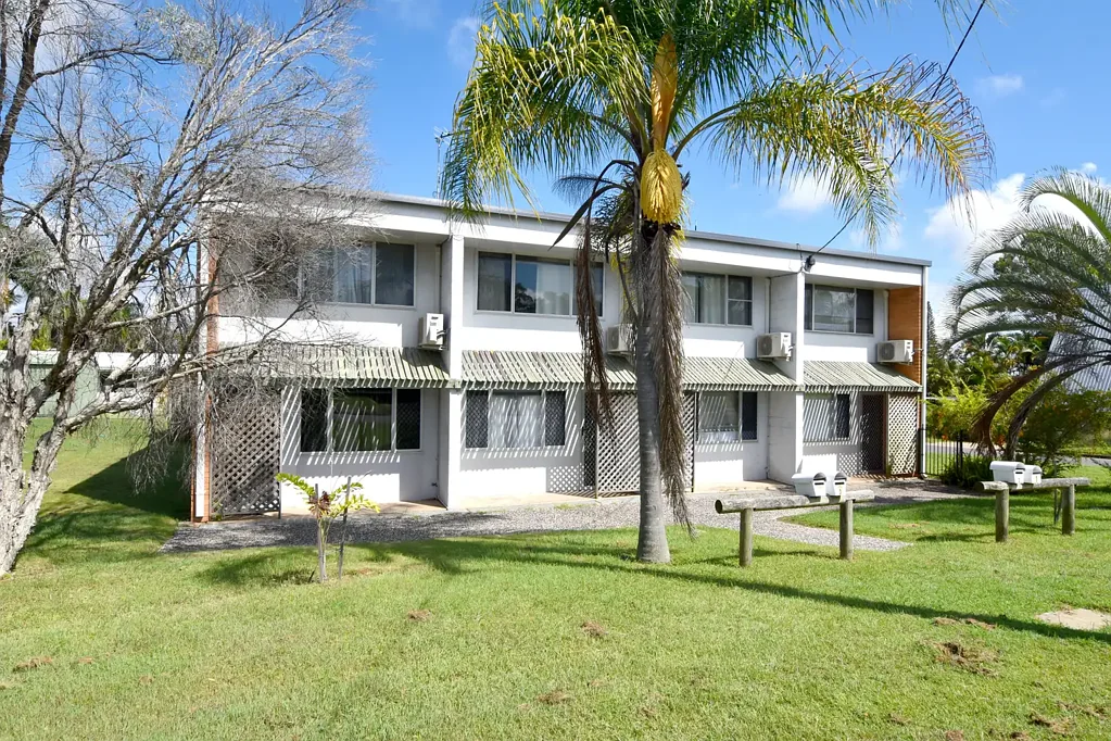 SELF CONTAINED TOWNHOUSE, CLEAN & COMFORTABLE, SHORT WALK TO ALL YOUR EVERYDAY NEEDS