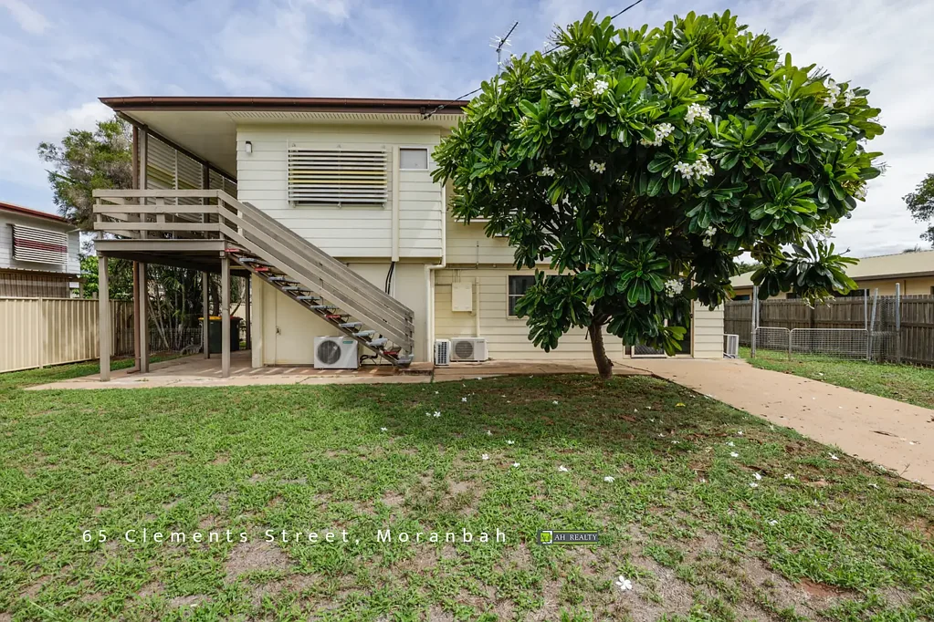 SPACIOUS HIGH-SET HOME BUILT IN UNDERNEATH! PERFECT FOR DUAL LIVING!