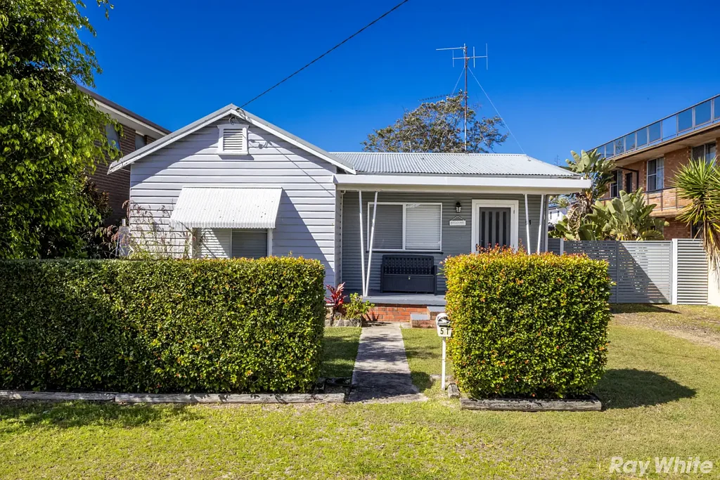Tuncurry 4房  Generous Block, Spacious Family Home
