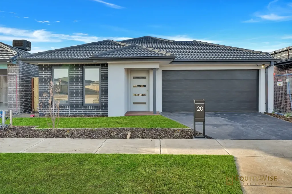 Stunning New 4‑Bedroom Family Residence in a Prime Manor Lakes Pocket