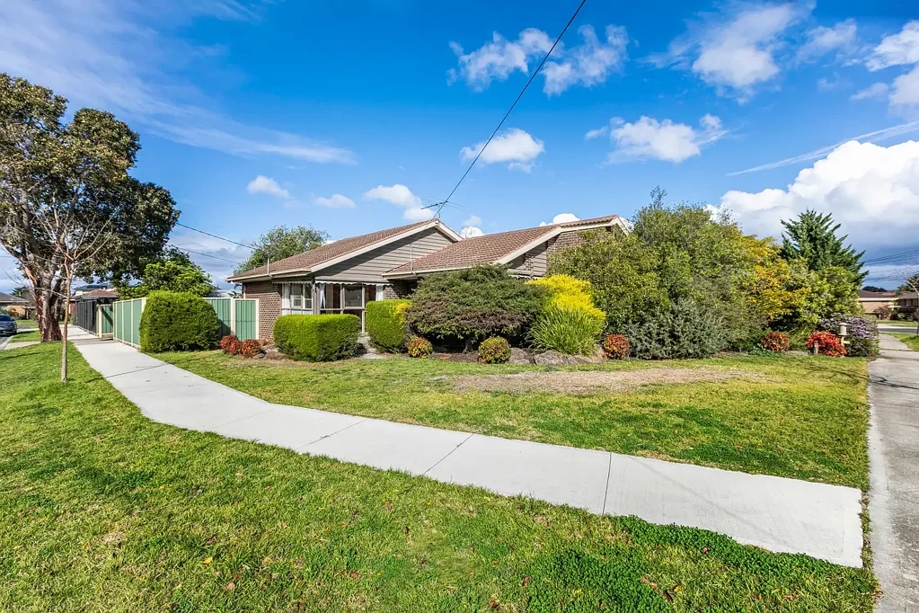 Hoppers Crossing 3 Bedroom Expansive potential on a prime corner block