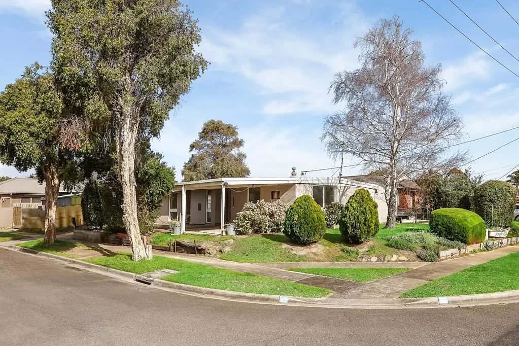Tyabb 3房 翻新、重建或开发——优越的街角位置 Renovate, Rebuild or Develop - Prime Corner Position