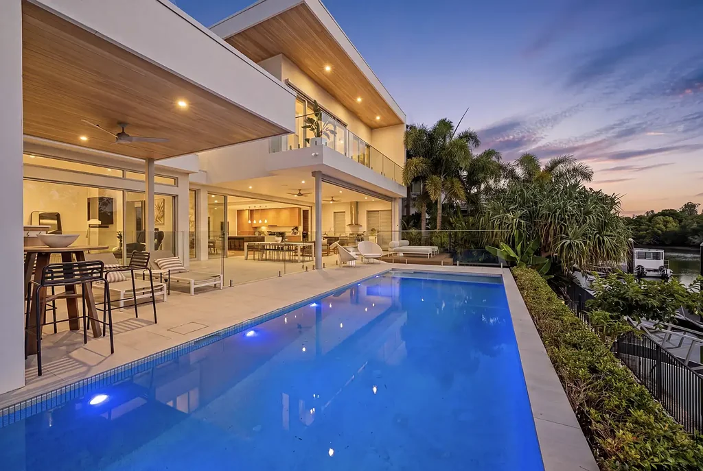 Hope Island 5 Slaapkamer An Icon of Waterfront Luxury & Architectural Excellence