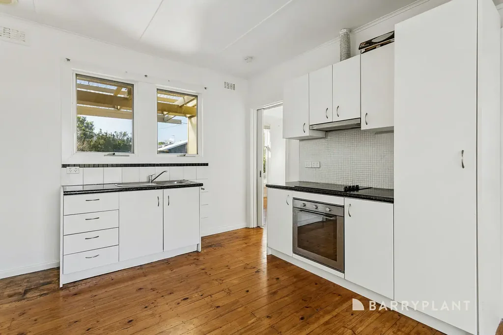 Beach Cottage located 850m to Foreshore/Shops