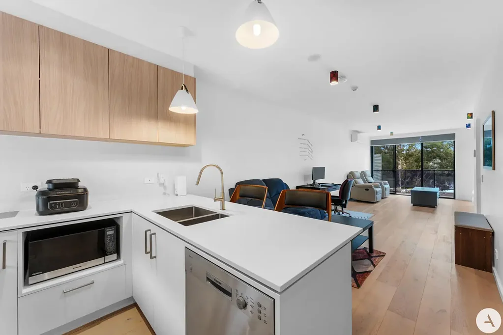Greenway 2chambre Contemporary Townhome with Lake Views, Comfort & Convenience