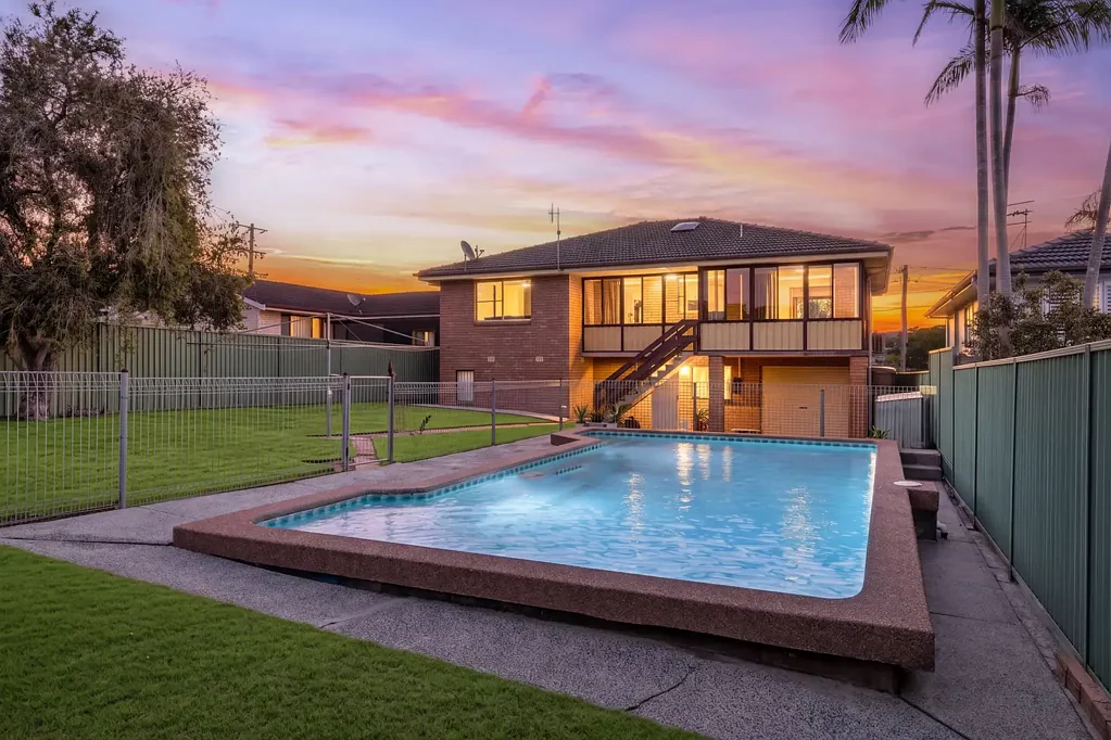 Killarney Vale 3 Bedroom Elevated Family Living with Pool and Lake Outlook