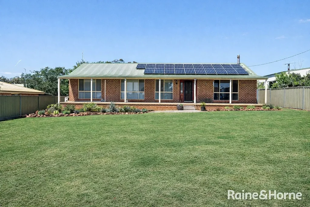 Charming 4-Bed Family Home Close to Town