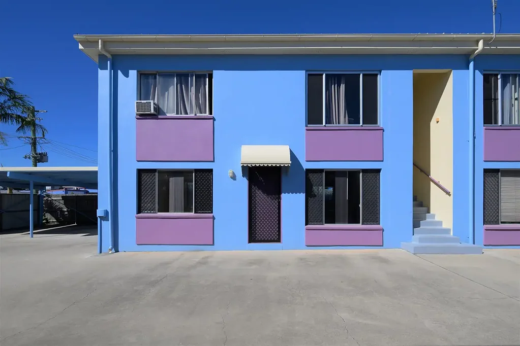 Gladstone Central 2 Bedroom Stylish & Solid Two-Bedroom Unit – Walk to Everything!