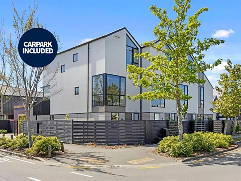 Pristine Executive Townhouse in Central Location