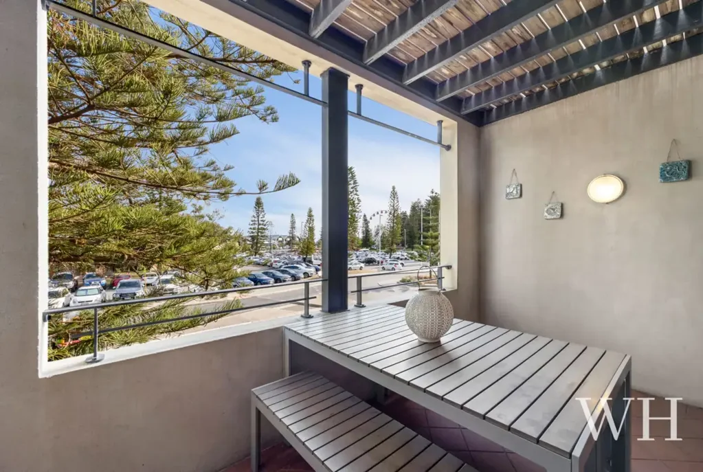 Furnished 2-Bedroom Apartment with Harbour Views!