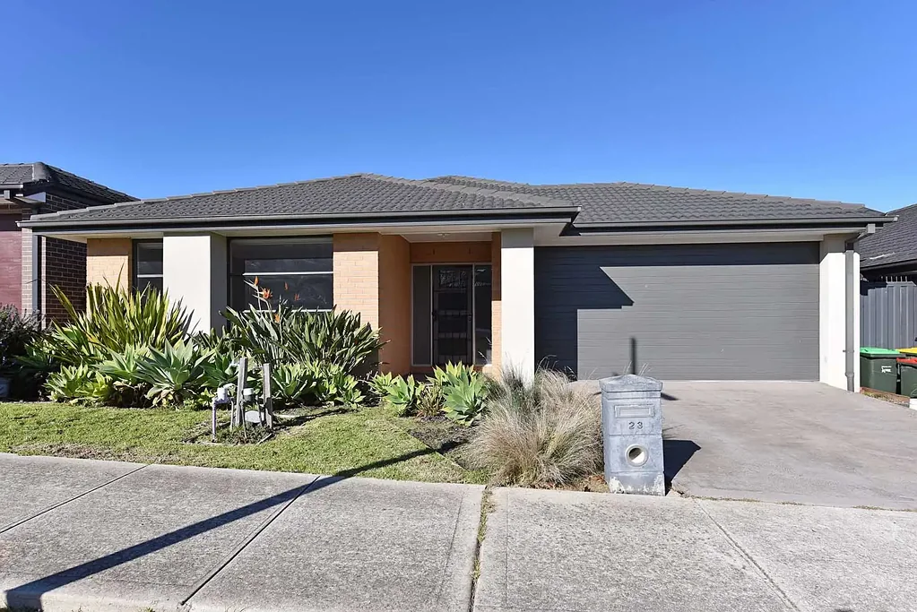 LARGE FAMILY HOME WITH 2 LIVING AREAS!