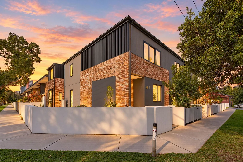 Homebush West 4कमरा Corner Townhouse with Private Outdoor Entertaining and Triple Garage