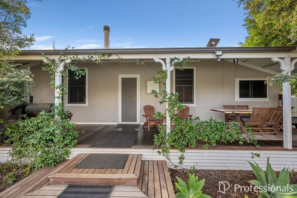 Victory Heights 3房  Character, Charm & Opportunity - Cottage-Style Living in Victory Heights!