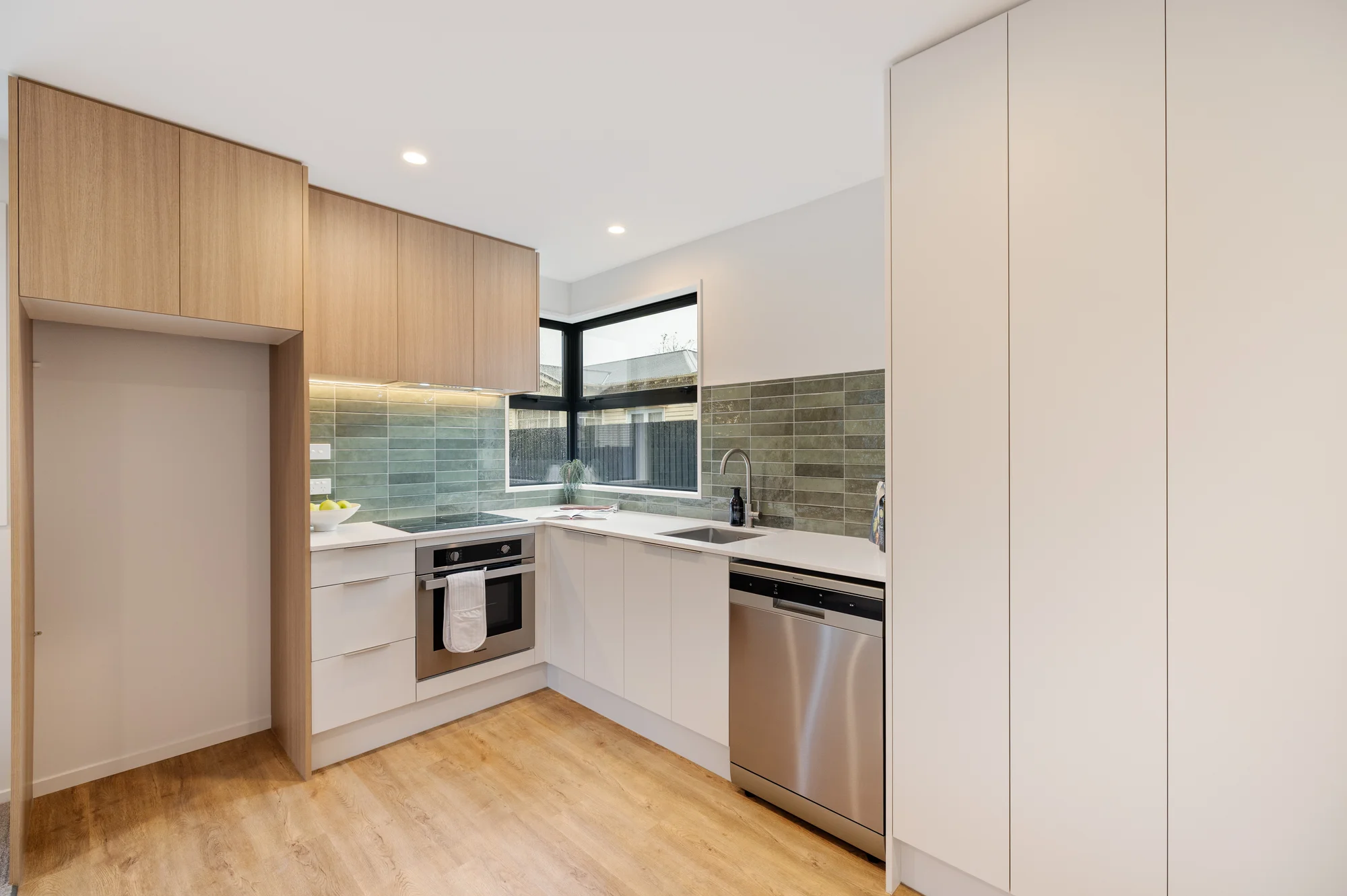 Woolston 2Zimmer Stylish Two-Bedroom Stunner with Parking