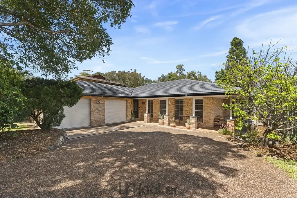 Rathmines 4Kwarto Beautifully Updated Single-Level Living Near the Lake