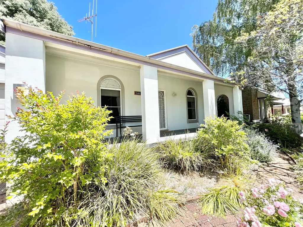 Beautifully Furnished & Serviced Three-Bedroom Home - Walk to CBD
