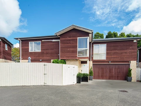 Pakuranga 4房 双层砖瓦+雪松美墅，高性价比，10分钟至Sylvia Park，​轻松上高速！ Affordable and Neat as a Pin