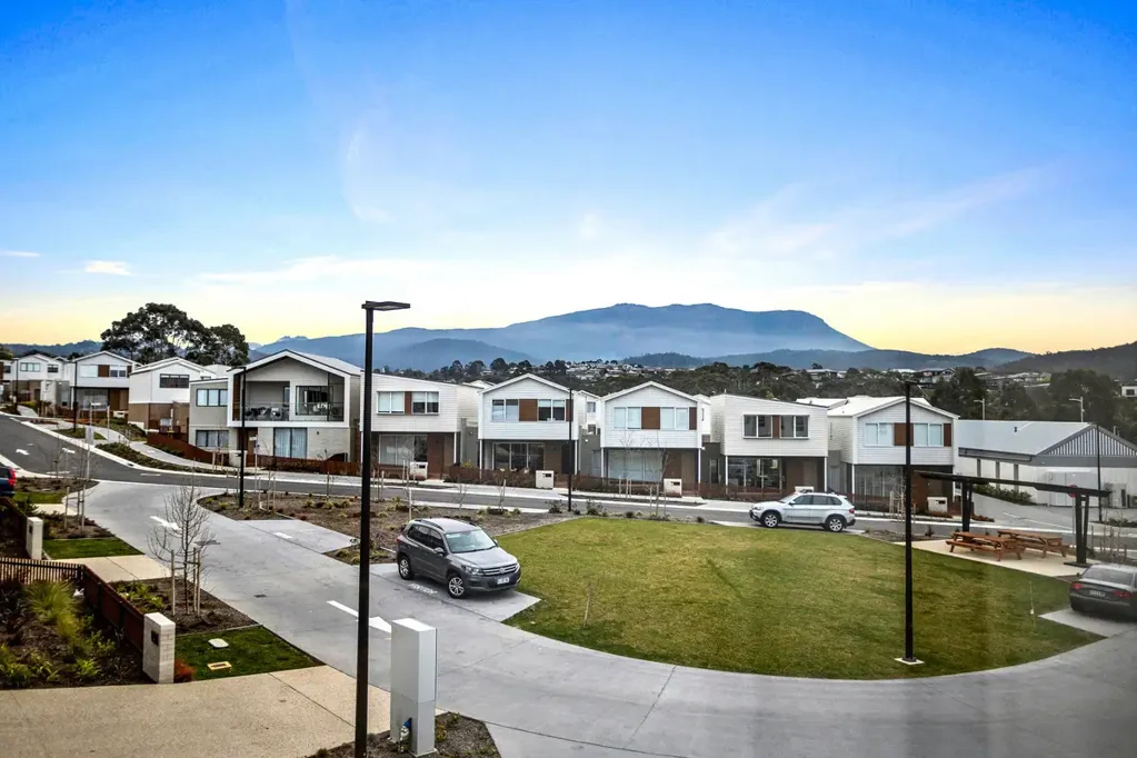 Kingston 4房  Returned to market - contemporary living awaits