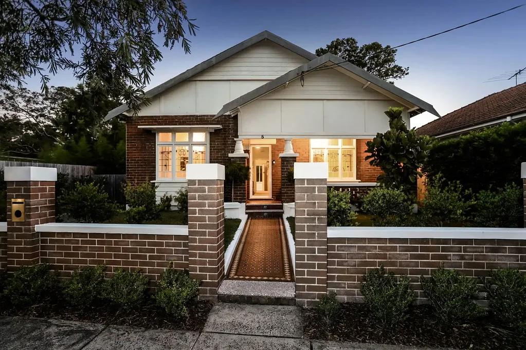 Kensington 5 Bedroom 'Moorland' A Piece of Horseracing History, 1920s Double-Fronted Californian Bungalow