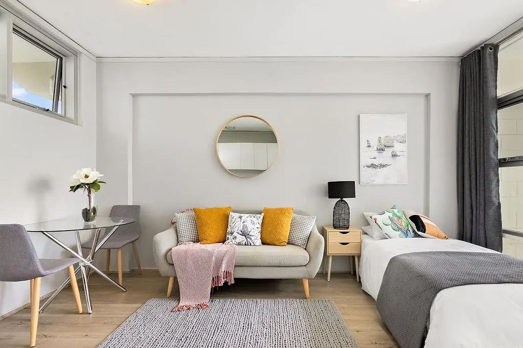 STUDIO APARTMENT WITH CITY SKYLINE VIEWS.