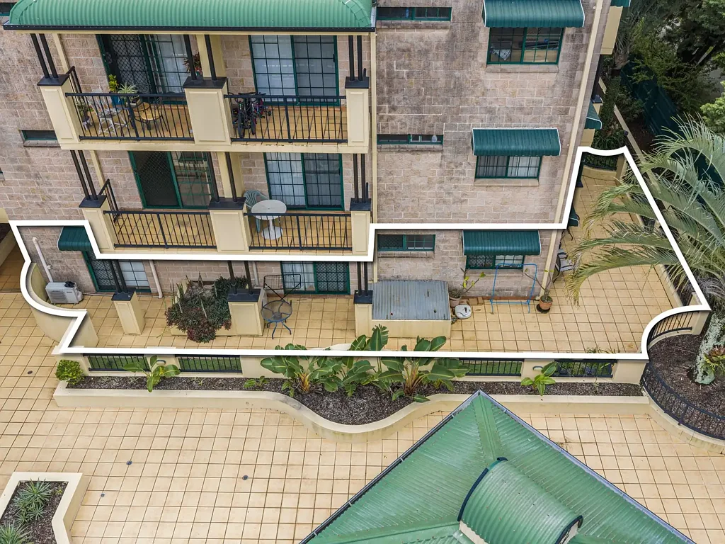 Southport 3chambre Rare Ground-Floor Apartment with Expansive Private Patio