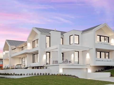 City Beach 5 Bedroom The Bauhaus Beachhouse | Oceanside of The Village | Opposite Neighbourhood Parkland
