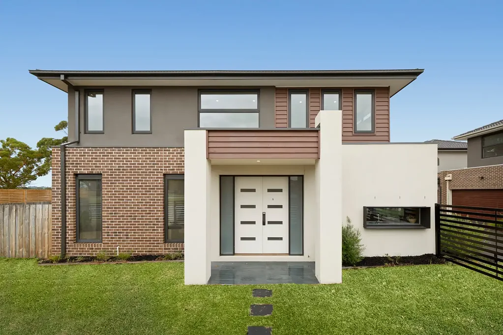 Carrum Downs 4房 全新双层住宅 现代街道魅力 开放式大空间 石制厨房精装 分体冷暖卧室 主卧带步入式衣帽间 时尚三浴室 双车库储物棚 易维护庭院 Spacious New Home in a Prime Setting