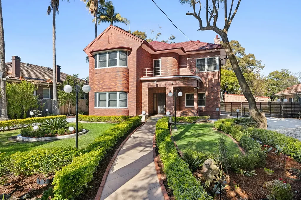 Homebush 5कमरा Landmark family estate on 2,226sqm Homebush parcel