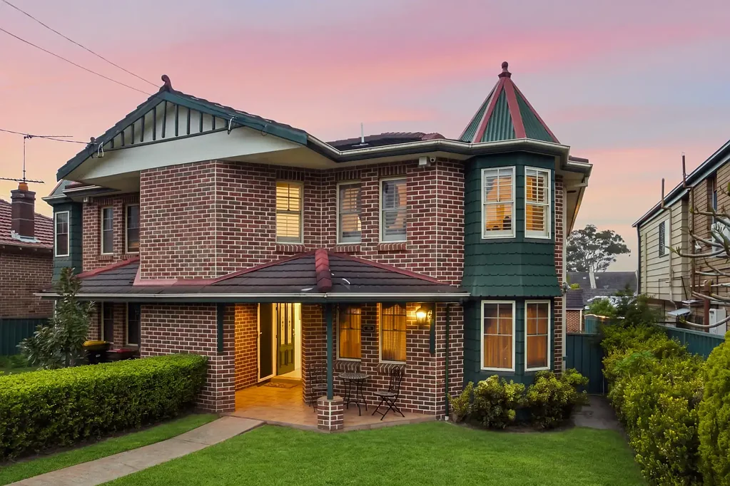 Kogarah 4બેડરૂમ Elegant Family Home in Rarely Offered Blue Ribbon Location