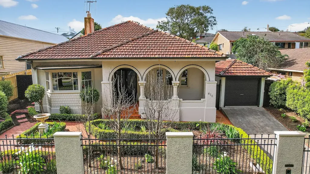 Warrnambool 3બેડરૂમ METICULOUSLY RENOVATED CENTRAL GEM WITH LOTS OF SURPRISES!