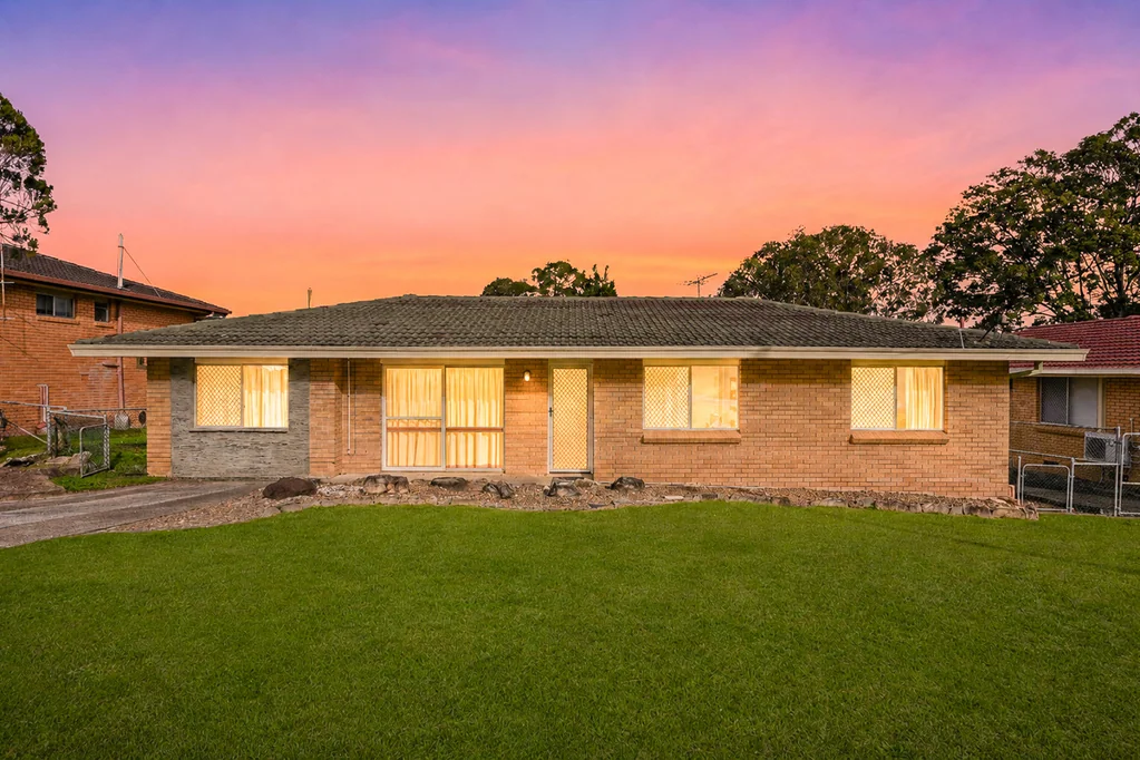 Springwood 3房 升级或缩小到这套多功能3卧室砖砌单层住宅 Must Be Sold on Saturday Onsite Auction at 1.30 pm. Best Value In The Heart Of Springwood .