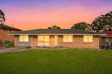 Springwood 3房 升级或缩小到这套多功能3卧室砖砌单层住宅 Must Be Sold on Saturday Onsite Auction at 1.30 pm. Best Value In The Heart Of Springwood .