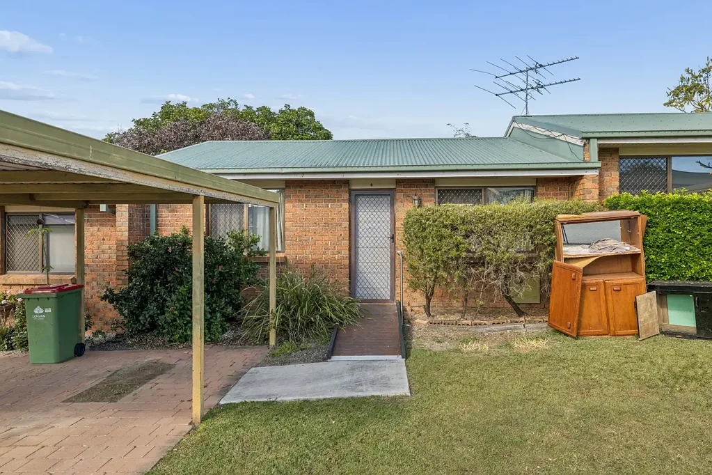 Woodridge 2غرفة نوم Low-Maintenance Townhouse with Value-Add Potential in a Convenient Location