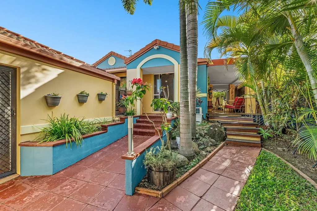 Ashmore 3 Bedroom Immaculate large, 3 bedroom duplex (only 1 of 2) hidden away on a quiet cul-de-sac