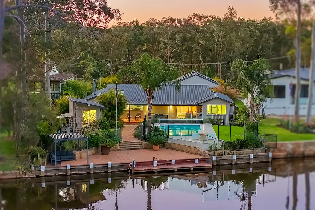 Wyong 4ਬੈੱਡਰੂਮ Private Riverfront Oasis with Pool and Lush Gardens
