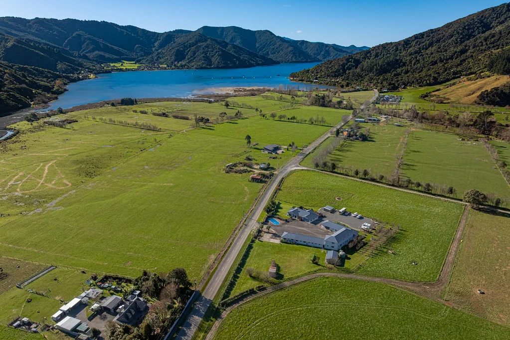 Anakiwa and Surrounds 27房  Queen Charlotte Drive. Home and Income Opportunity