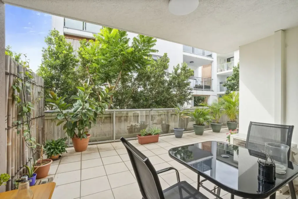 Labrador 2房  QUIET TERRACE CLOSE TO WATER & 2 CAR GARAGE