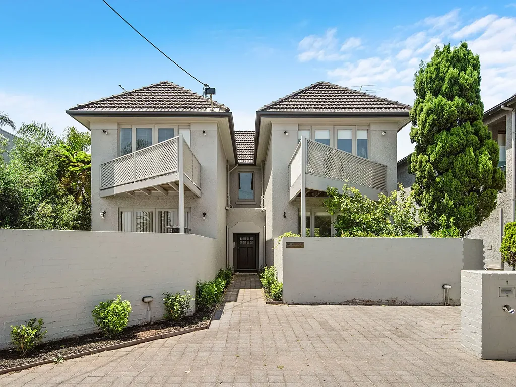 LIVE IN THE HEART OF ST KILDA!