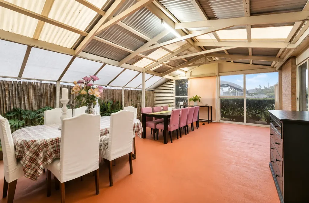 Cranbourne West 3房 宽敞地块597sqm 多个生活区域 主卧带独立卫浴 设备齐全厨房 遮盖式户外区 双遥控车库 管道冷暖空调 家庭友好社区 Family Comfort, Space & Entertaining on a Generous 597sqm Allotment