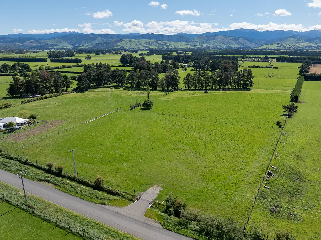 Carterton  1.1087 Ha, Mountain Views, No Covenants