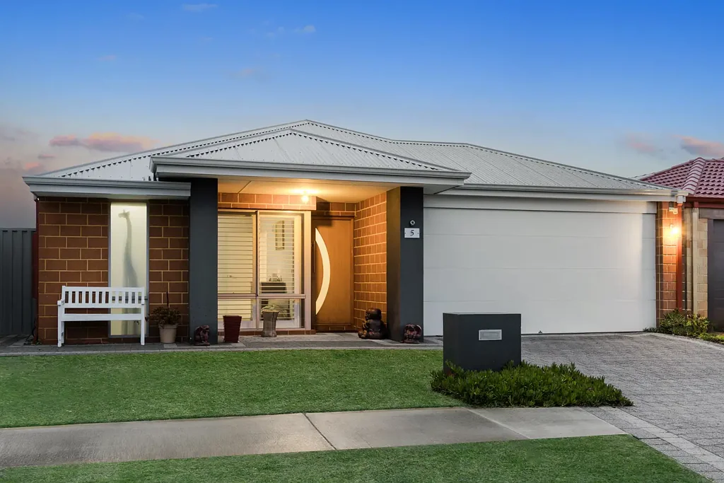 FAMILY LIVING IN A PRIME PIARA WATERS LOCATION