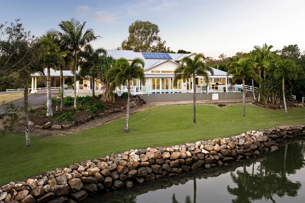 Rosemount 6 Bedroom Lifestyle Acreage on the GRANDEST scale: 10 minutes to beach