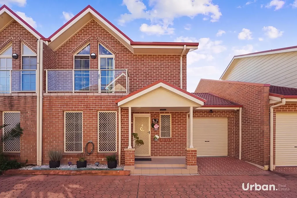 Macquarie Fields 3غرفة نوم Solar Powered Family Home Minutes From Shops Trains and a Top Selective School