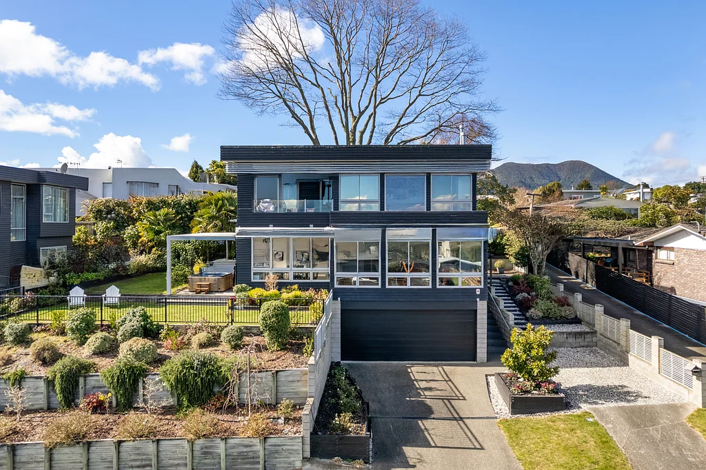 Hilltop 3房  Modern Hilltop home with elevator and views