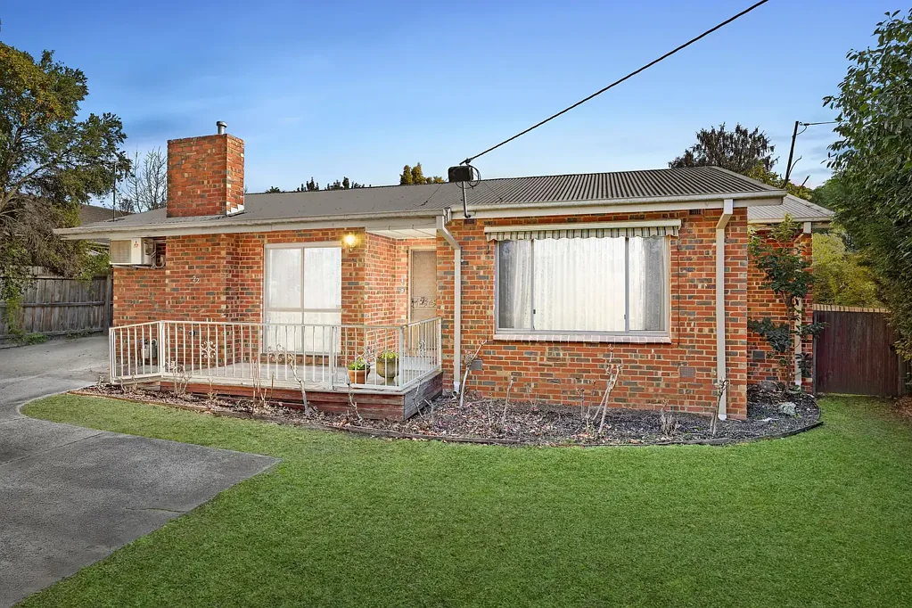 Ringwood East 2房 宁静林荫街道 私密成熟花园 宽敞前后院 舒适分体空调 大型U形厨房 无缝室内外流动 卫浴功能齐全 无障碍通道 学区优越 A Private Sanctuary for Effortless Everyday Living