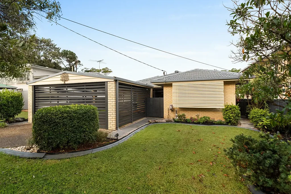 Clontarf 5Zimmer SUN-KISSED COASTAL LIVING IN PEACEFUL TREE-LINED STREET